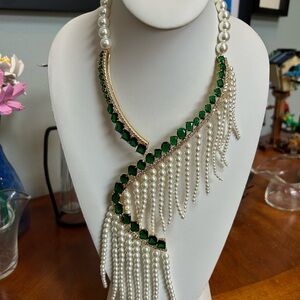 Elegant Catwalk Jon Green and Pearl Necklace - NWOT